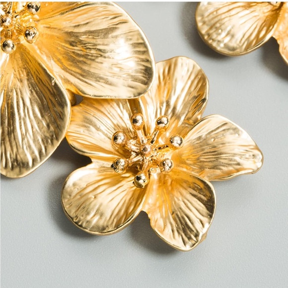 BRAND NEW Flower gold earrings - Picture 3 of 5